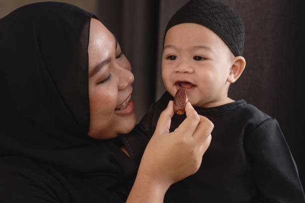 kurma dan GERD, tips konsumsi kurma, manfaat kurma untuk lambung, kurma untuk ibu menyusui, makanan sehat penderita GERD, cara aman makan kurma, kurma pemicu asam lambung, buah aman untuk pencernaan.